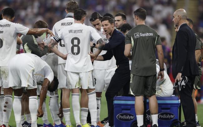 Xabi Alonso da instrucciones durante su último partido como técnico del Real Madrid.