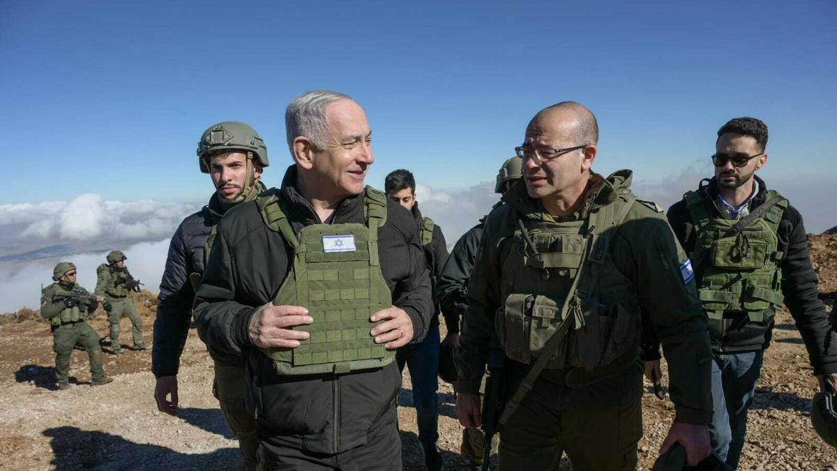 Herzi Halevi (d) acompaña a Netanyahu durante una visita a las tropas israelíes en el Monte Hermón.