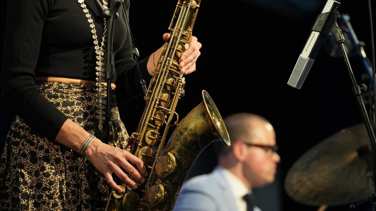 Melissa Aldana durante un concierto en el Festival de Jazz 2023 de Gasteiz en Mendizorroza