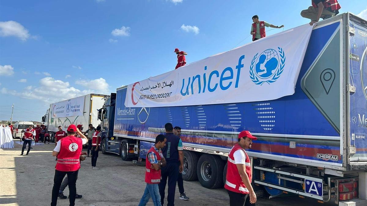 Camiones con ayuda preparados para cruzar el paso de Rafah.