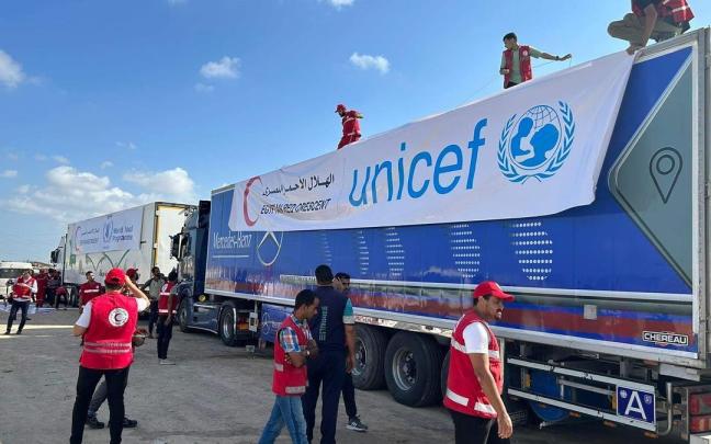 Camiones con ayuda preparados para cruzar el paso de Rafah.