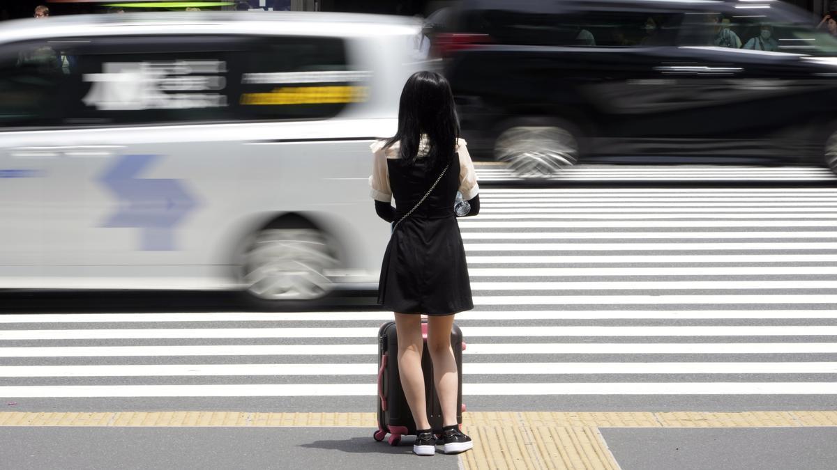 Una mujer se dirige a su trabajo en Tokyo, Japón.