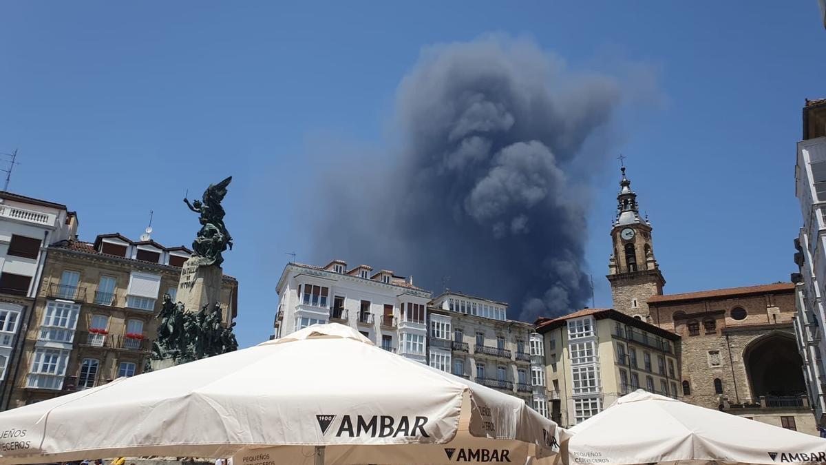 En imágenes: Impresionante columna de humo negro visible en toda Gasteiz por el incendio de la fábrica de LEA