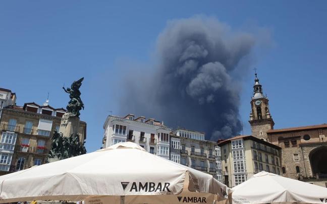 En imágenes: Impresionante columna de humo negro visible en toda Gasteiz por el incendio de la fábrica de LEA / DNA / Jorge Muñoz En imágenes: Impresionante columna de humo negro visible en toda Gasteiz por el incendio de la fábrica de LEA