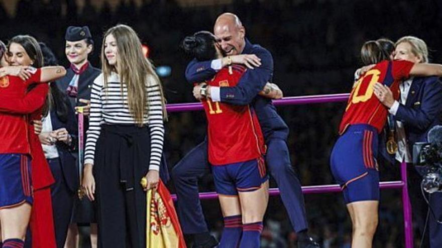 Jenni Hermoso y Rubiales (en el centro), durante la celebración del Mundial.