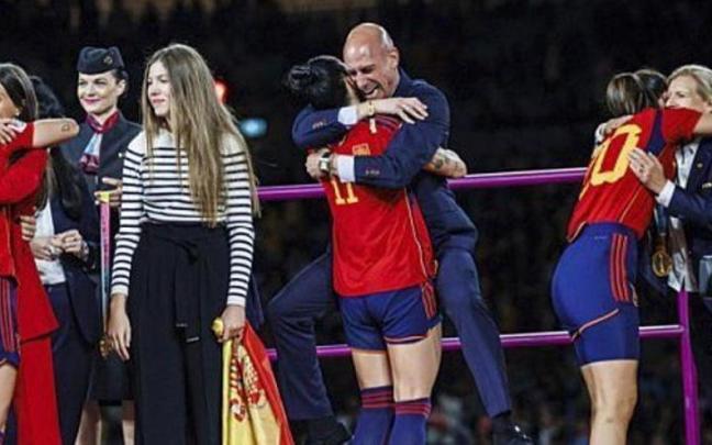 Jenni Hermoso y Rubiales (en el centro), durante la celebración del Mundial. / RFEF Jenni Hermoso y Rubiales (en el centro), durante la celebración del Mundial.