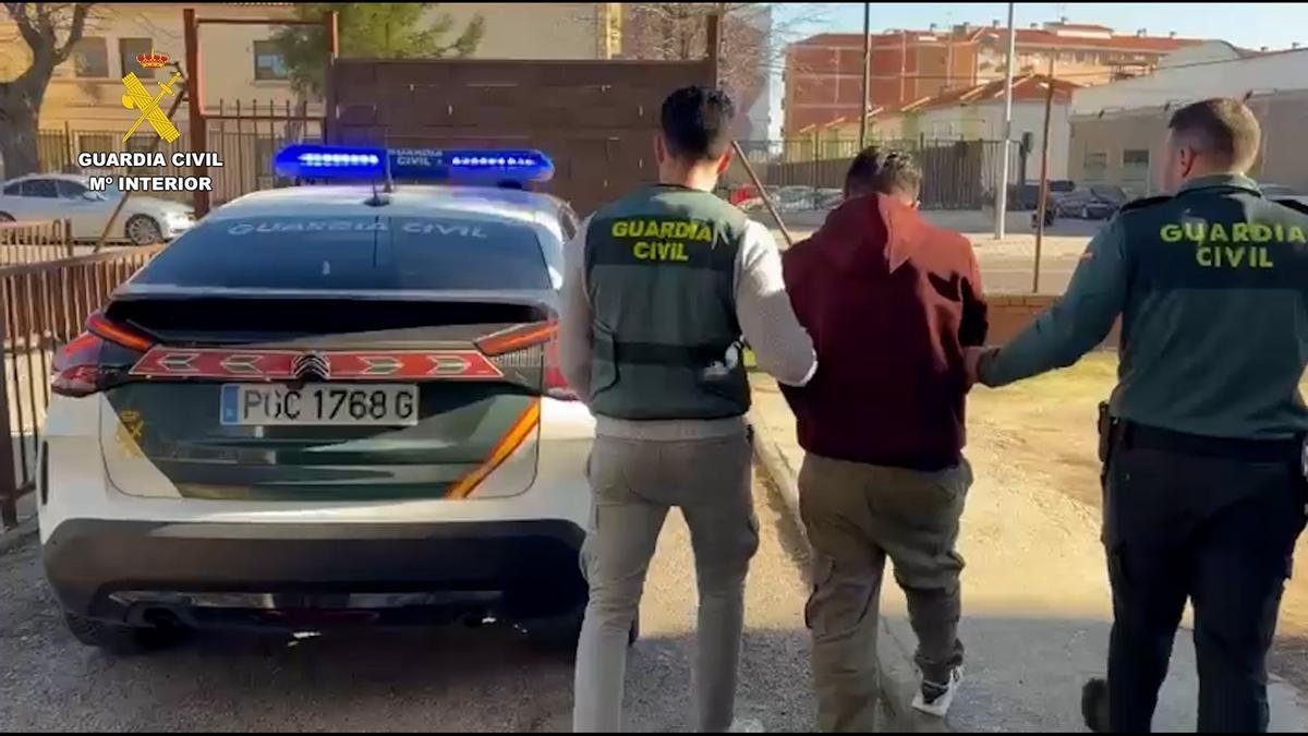 Efectivos de la Guardia Civil efectuando una detención en el marco de la operación 'Rhaven-ligatum'