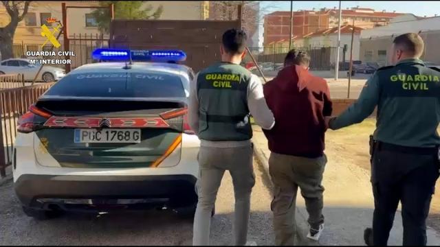 Efectivos de la Guardia Civil efectuando una detención en el marco de la operación 'Rhaven-ligatum'