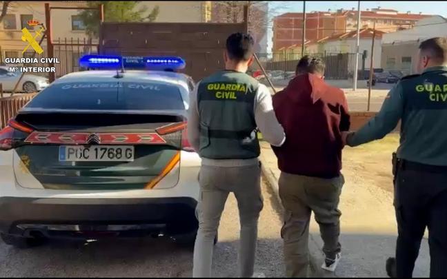 Efectivos de la Guardia Civil efectuando una detención en el marco de la operación 'Rhaven-ligatum'