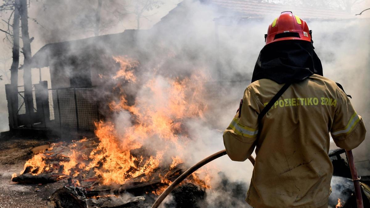 Grecia lucha contra los incendios: varios fuegos se mantienen activos y ya han calcinado las primeras casas