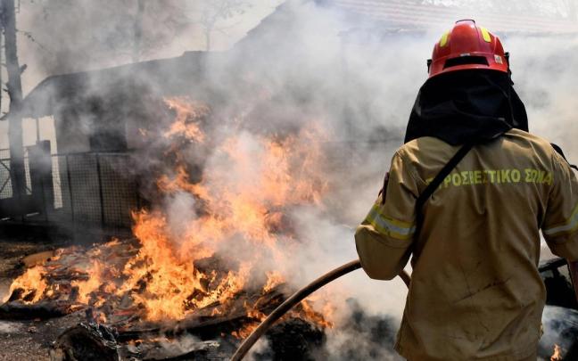 Grecia lucha contra los incendios: varios fuegos se mantienen activos y ya han calcinado las primeras casas Grecia lucha contra los incendios: varios fuegos se mantienen activos y ya han calcinado las primeras casas