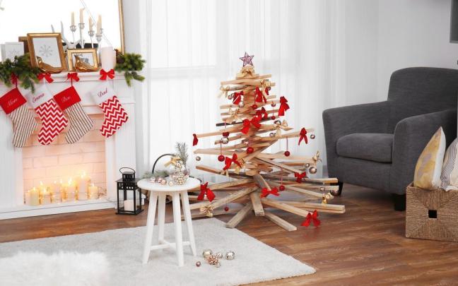 Árbol de Navidad de madera con adornos rojos.