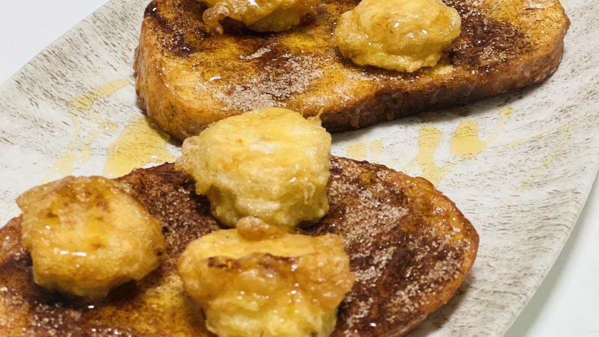 Torrijas con almíbar y plátano rebozado.