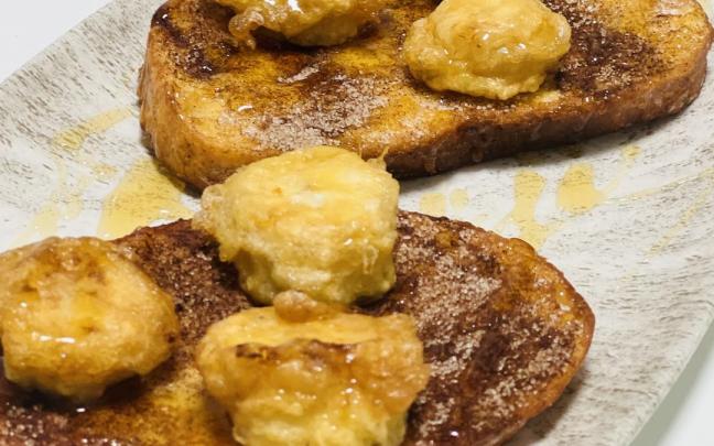 Torrijas con almíbar y plátano rebozado.
