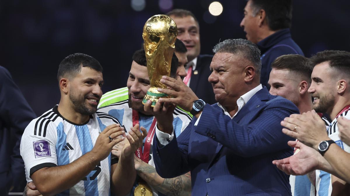 Claudio 'Chiqui' Tapia, presidente de la AFA, levanta el trofeo de campeón de la Copa del Mundo.