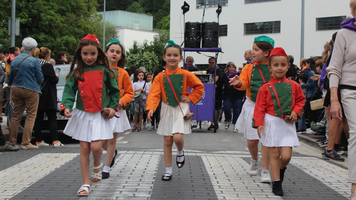 Sonrisas y desparpajo infantil en la pasada edición de la tamborrada infantil.