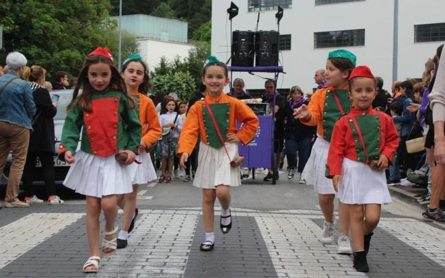 Sonrisas y desparpajo infantil en la pasada edición de la tamborrada infantil. / Anabel Dominguez. Sonrisas y desparpajo infantil en la pasada edición de la tamborrada infantil.