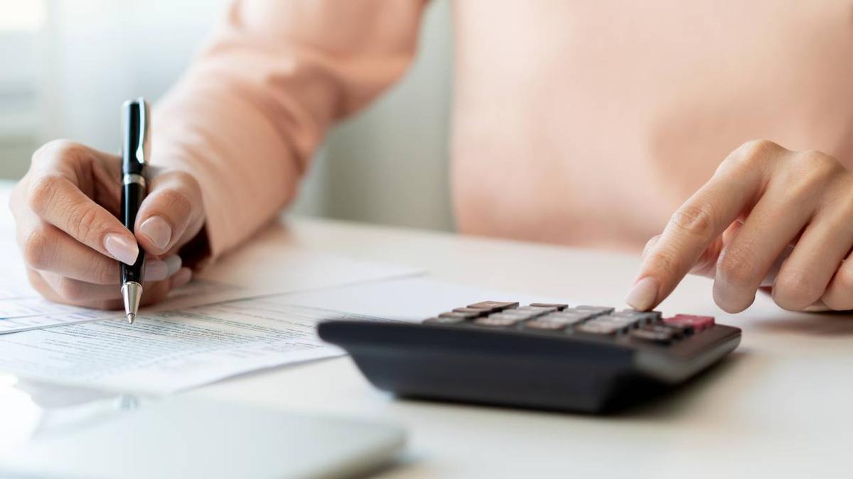 Una persona realiza una planificación de sus finanzas.