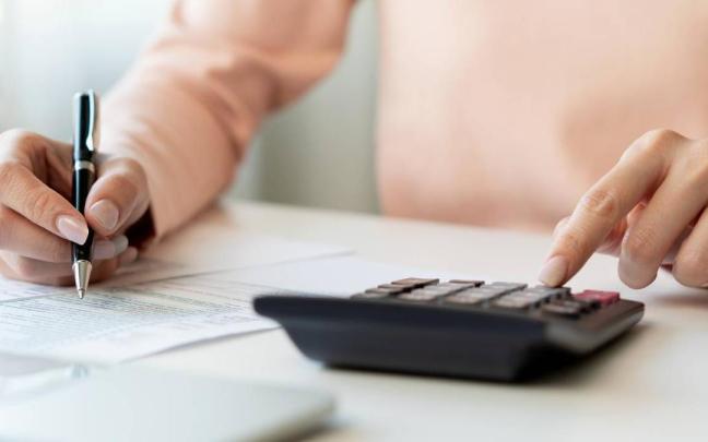 Una persona realiza una planificación de sus finanzas.