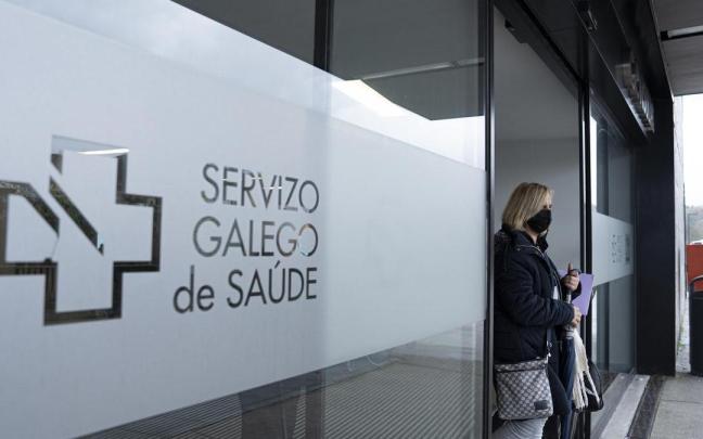 Una mujer sale del Hospital Álvaro Cunqueiro de Vigo.