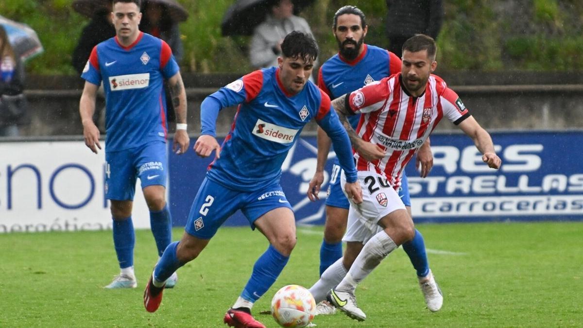 Jorge Mier, lateral derecho del Amorebieta, conduce el balón durante el partido ante la UD Logroñés en Urritxe.