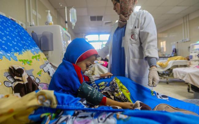 Un niño palestino, hospitalizado en Gaza.