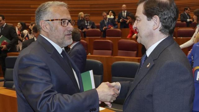 Carlos Pollán (Vox) y Alfonso Fernández Mañueco (PP) se saludan durante la sesión de hoy.