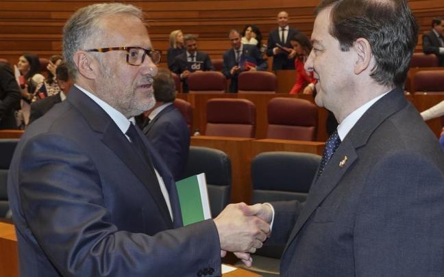 Carlos Pollán (Vox) y Alfonso Fernández Mañueco (PP) se saludan durante la sesión de hoy.