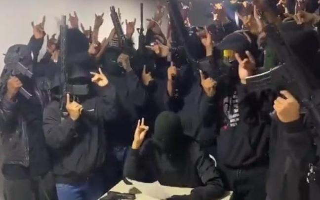 La banda 'Los Lobos', en un fotograma del vídeo en el que confirman haber asesinado al candidato ecuatoriano La banda 'Los Lobos', en un fotograma del vídeo en el que confirman haber asesinado al candidato ecuatoriano