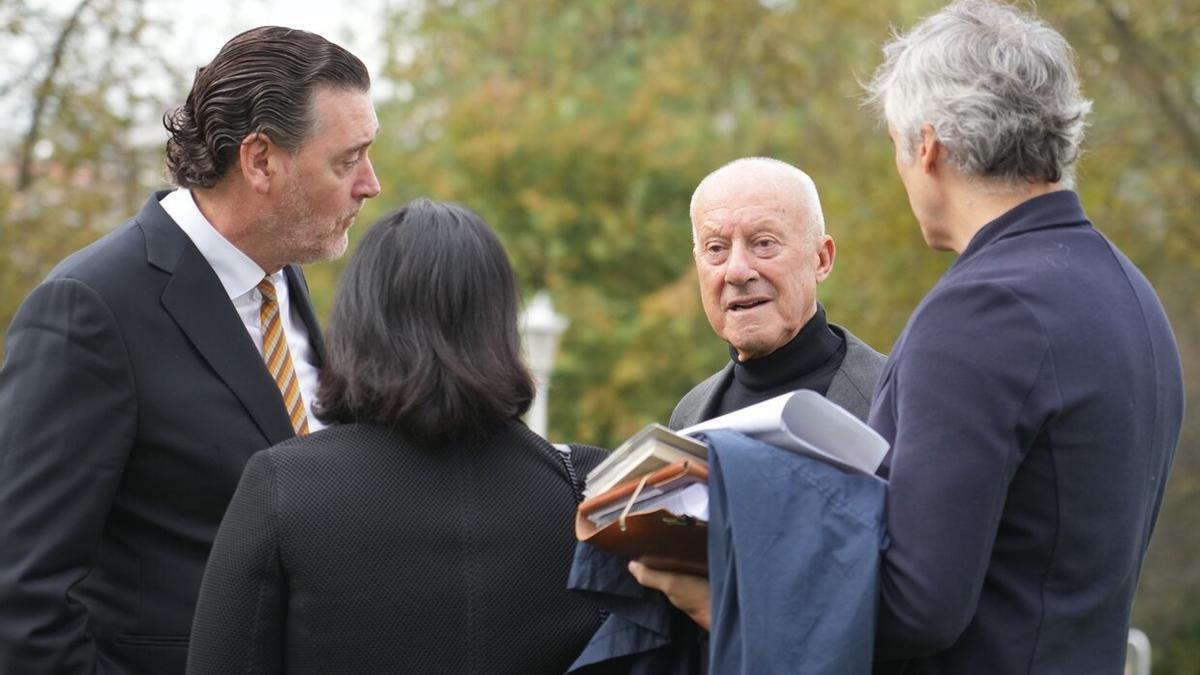 El arquitecto Norman Foster (2d) y el director del Museo Bellas Artes de Bilbao, Miguel Zugaza (1i), a su llegada al acto para colocar la primera piedra de las obras del proyecto de ampliación del Museo de Bellas Artes de Bilbao, en noviembre de 2022