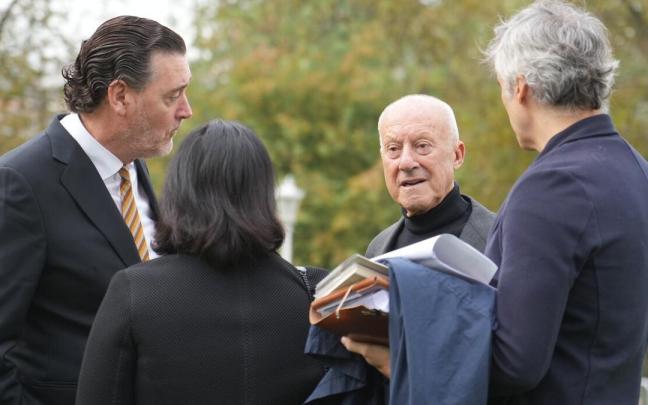 El arquitecto Norman Foster (2d) y el director del Museo Bellas Artes de Bilbao, Miguel Zugaza (1i), a su llegada al acto para colocar la primera piedra de las obras del proyecto de ampliación del Museo de Bellas Artes de Bilbao, en noviembre de 2022