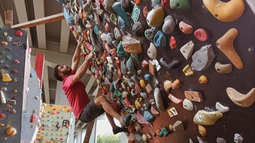Iñigo López de Arana escalando en rocódromo