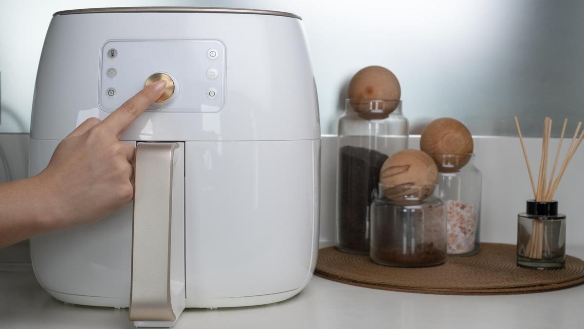 Una freidora de aire o airfryer.