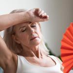 Una mujer con sofocos durante la menopausia.