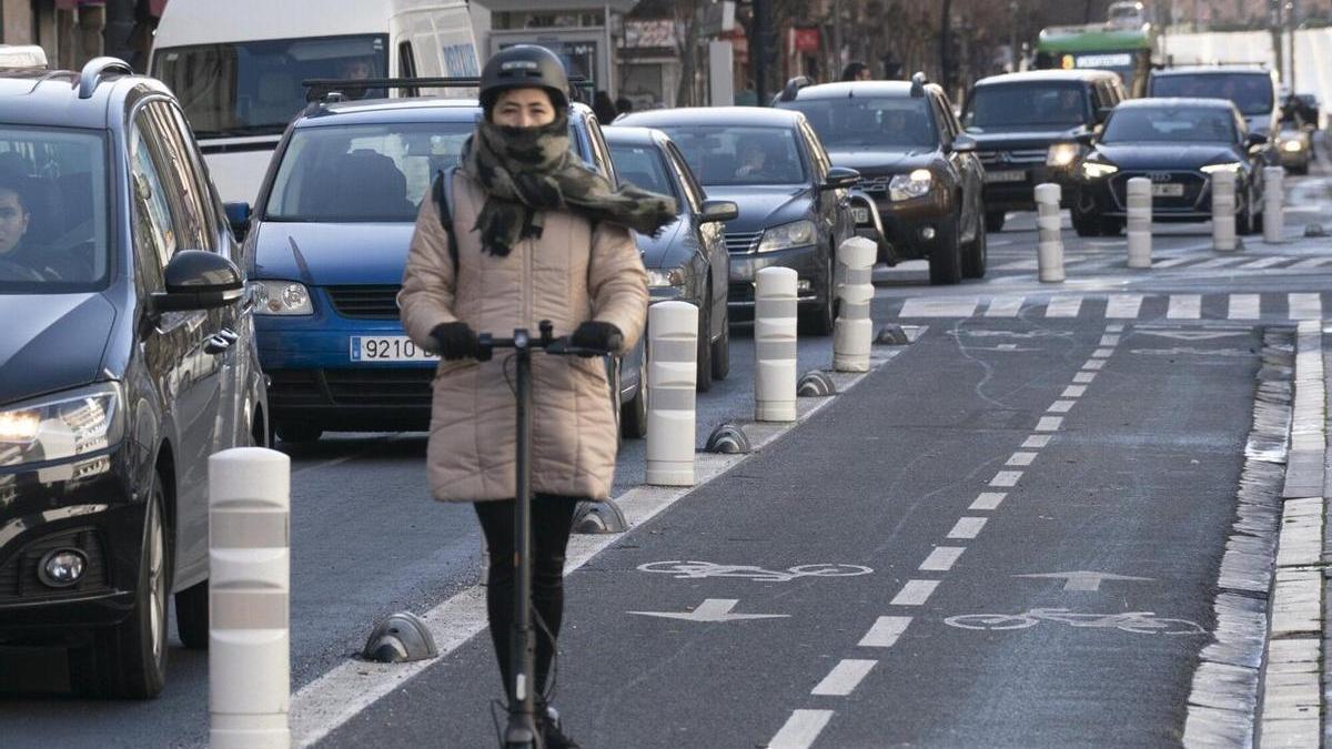 Patinetees en carril bici