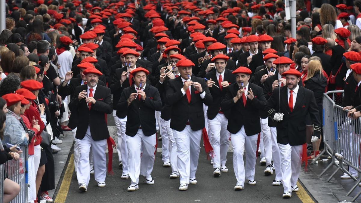 La compañía Buenos Amigos del Alarde tradicional de Irun el pasado 30 de junio.