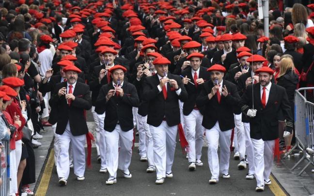 La compañía Buenos Amigos del Alarde tradicional de Irun el pasado 30 de junio. / Arnaitz Rubio La compañía Buenos Amigos del Alarde tradicional de Irun el pasado 30 de junio.