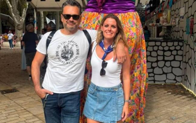 Iñaki López y Andrea Ropero visitan las txosnas de Aste Nagusia