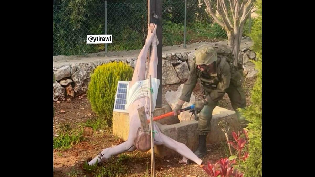 Un militar israelí golpea el rostro de una figura de Jesús de Nazaret.