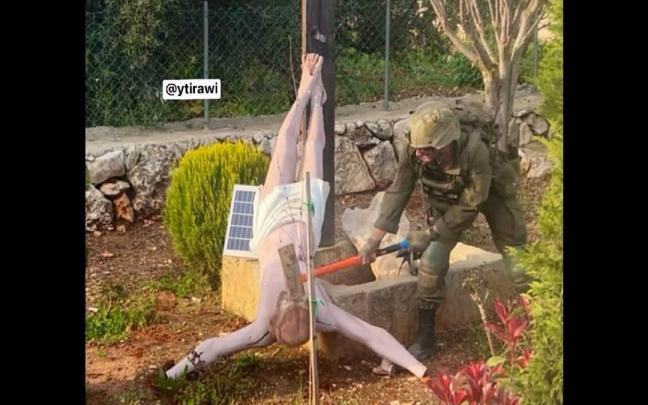 Un militar israelí golpea el rostro de una figura de Jesús de Nazaret.
