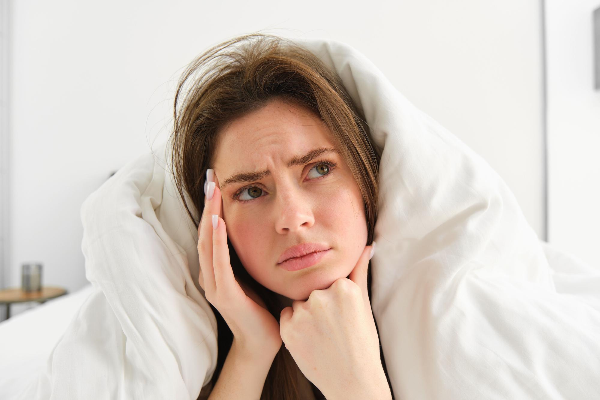 Rostro de una mujer con signos de cansancio después de haber dormido poco.