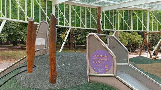 Pegatinas en uno de los parques de Ordizia.