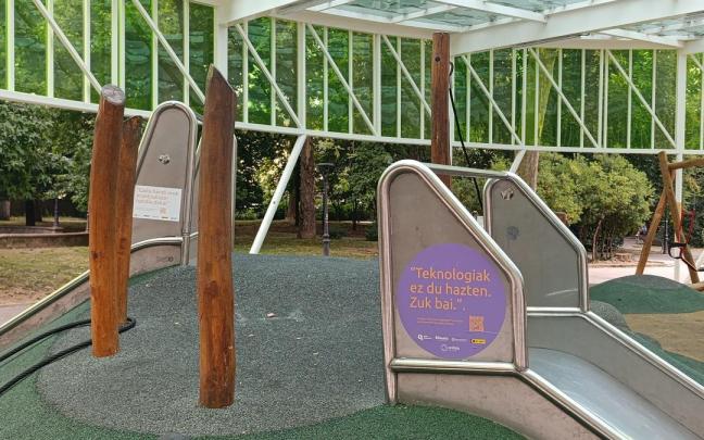 Pegatinas en uno de los parques de Ordizia.