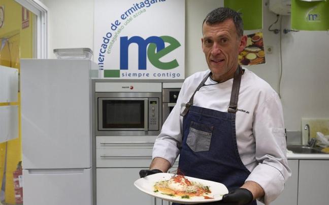 El chef José Luis Aranguren elabora algunas de sus recetas para el taller del Mercado de Ermitagaña El chef José Luis Aranguren elabora algunas de sus recetas para el taller del Mercado de Ermitagaña