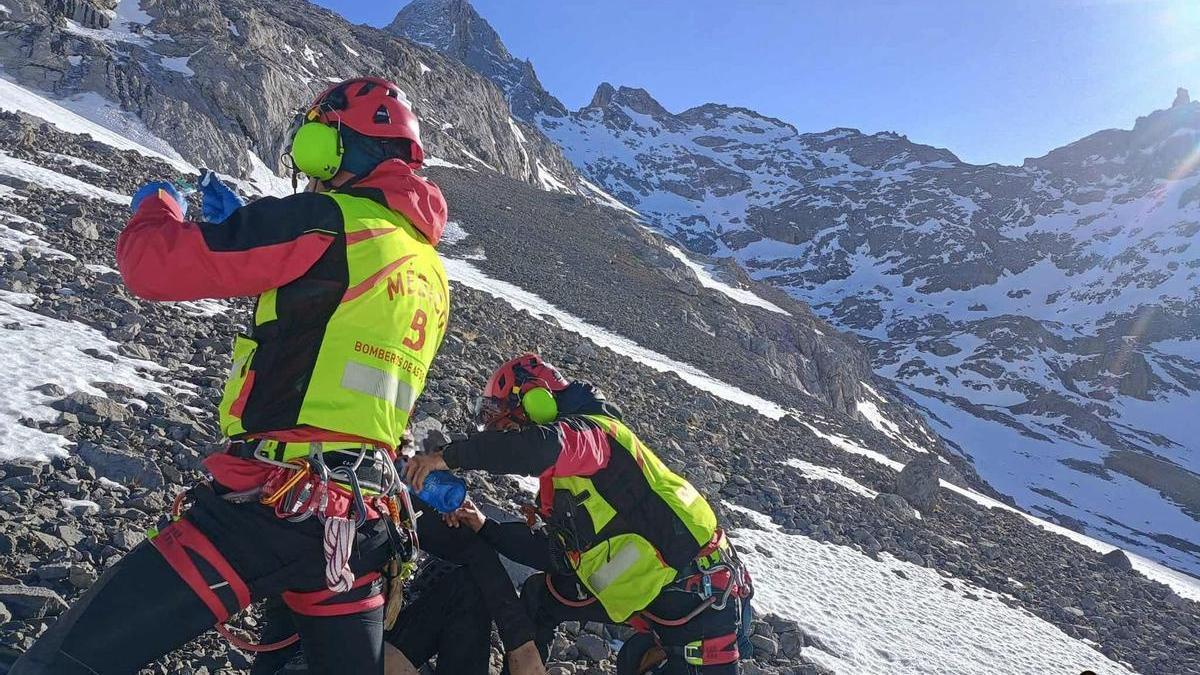 Miembros del operativo de búsqueda junto al joven rescatado en Picos de Europa.