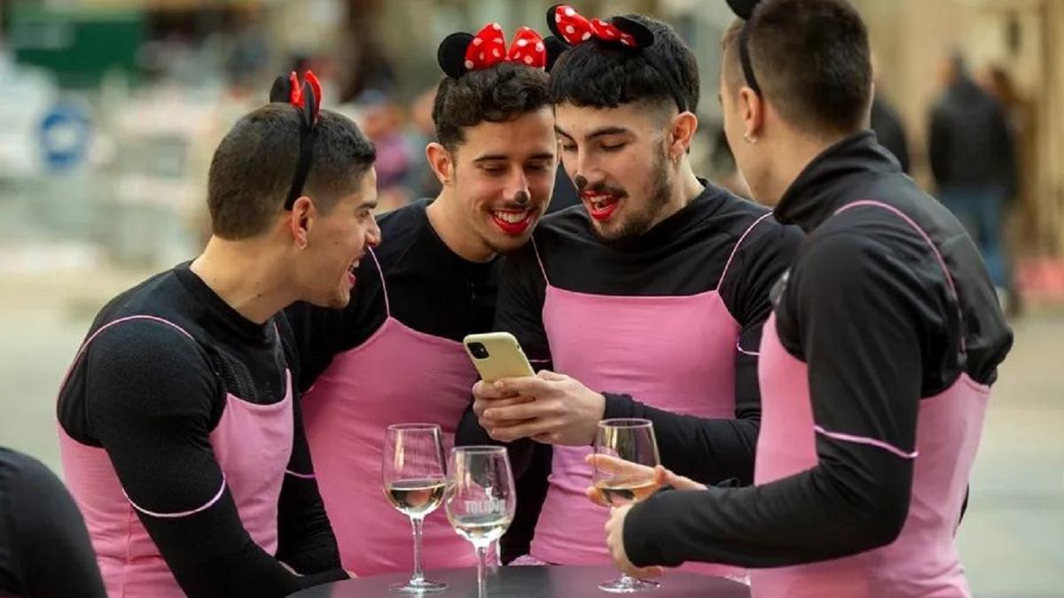 Un grupo de amigos disfrazados de Minnie en una despedida de soltero.