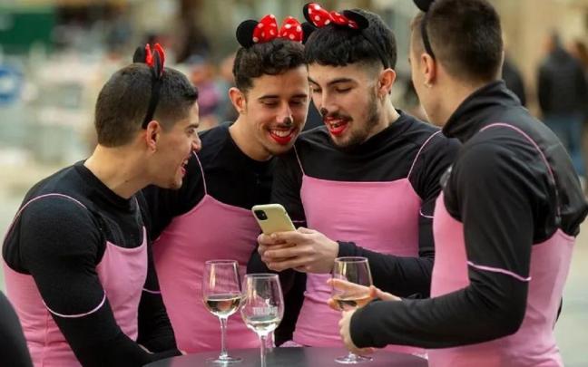 Un grupo de amigos disfrazados de Minnie en una despedida de soltero.