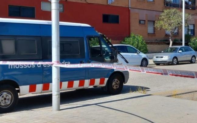 Una furgoneta de los Mossos, cerca del lugar en el que se ha producido el tiroteo. Una furgoneta de los Mossos, cerca del lugar en el que se ha producido el tiroteo.