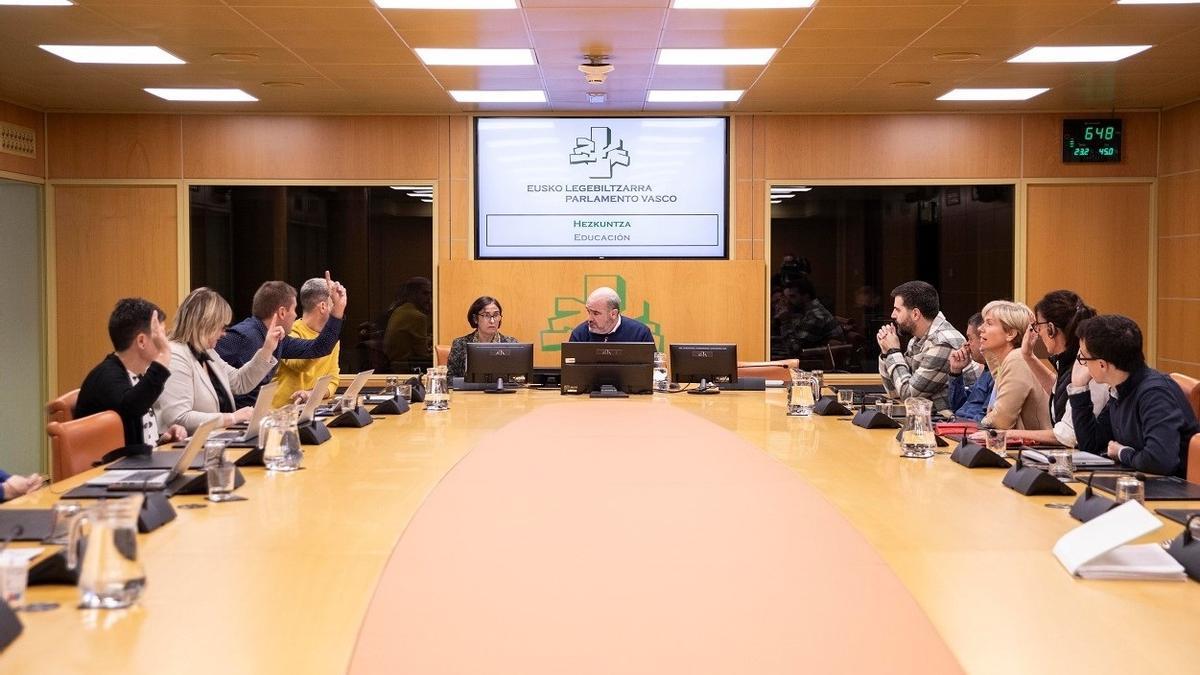 La ponencia del Parlamento Vasco que estudia las enmiendas al proyecto de Ley de Educación, en una imagen de archivo.