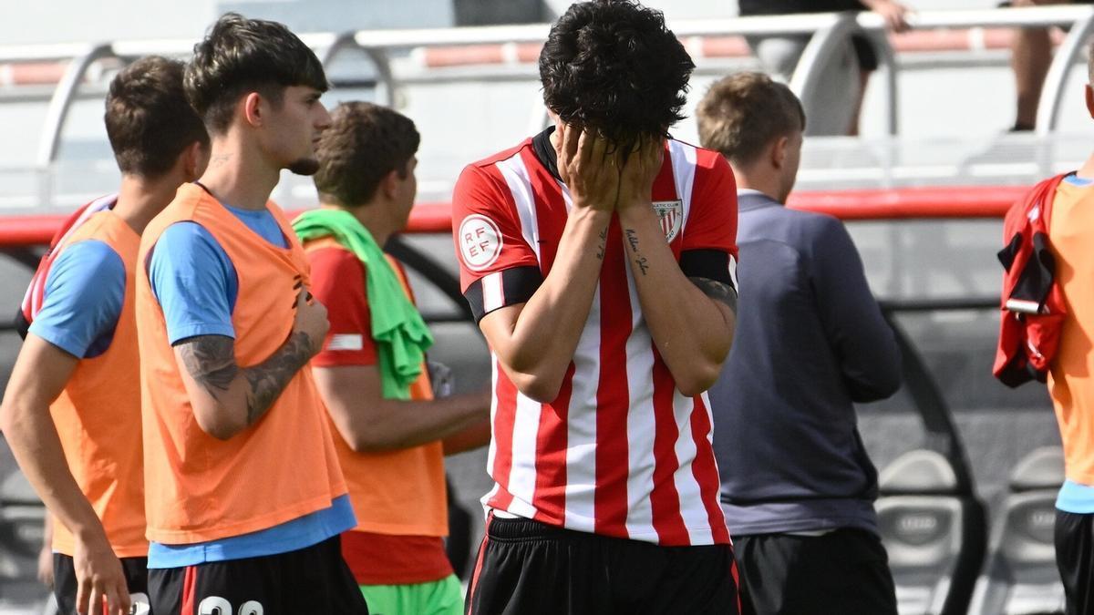 Futbolistas del Bilbao Athletic muestran su desolación cuando el domingo se certificó el descenso del filial rojiblanco a Segunda RFEF.